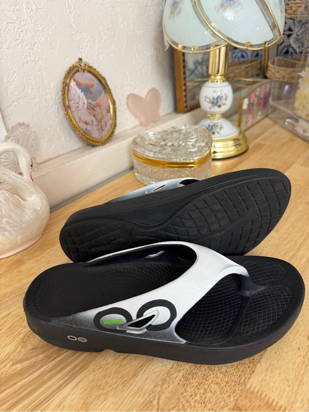 Super comfortable OOFOS black and white recovery flip flops 🖤🤍 Size EU40 W-9 M-7 - Picture 9 of 15